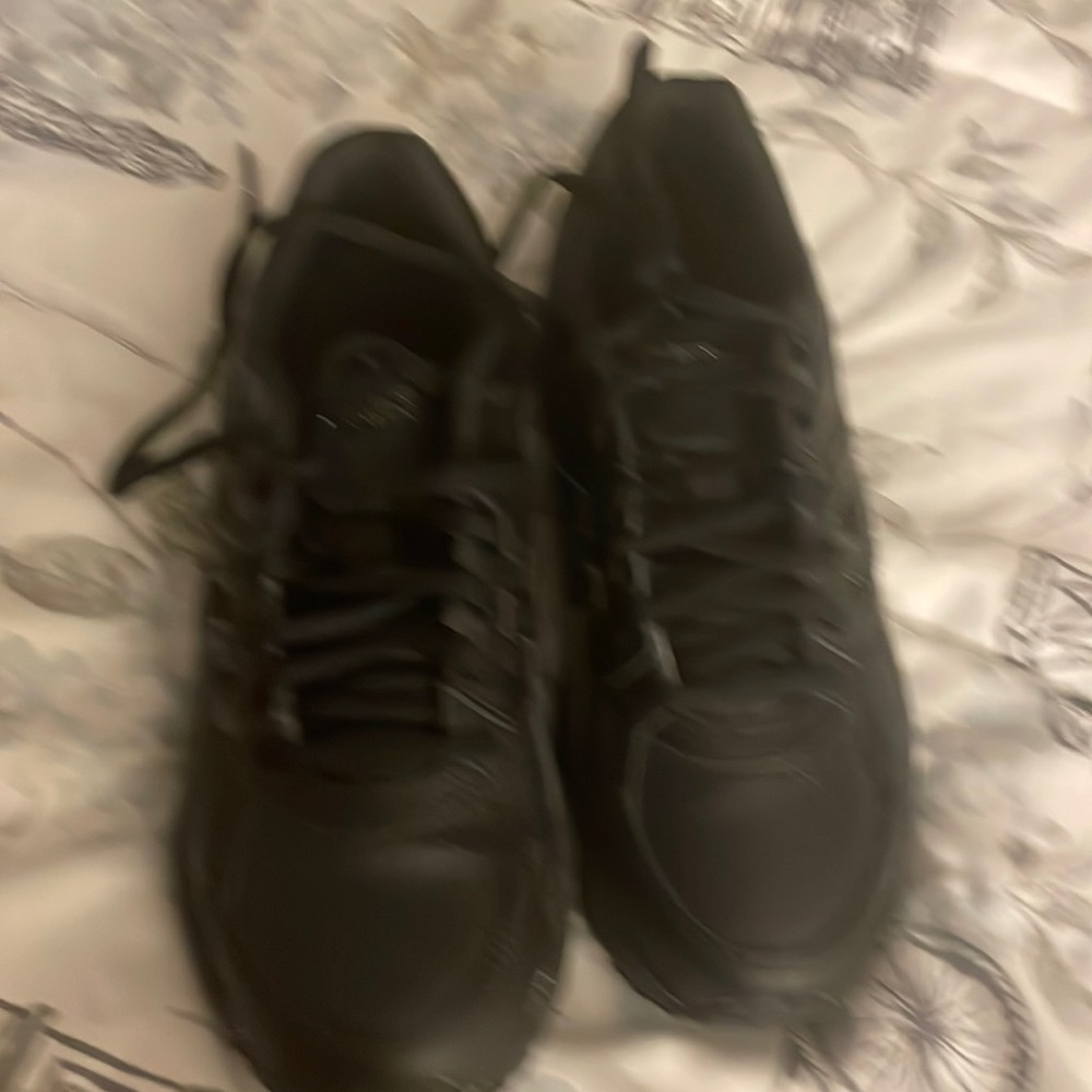 Sell my sneakers size 5/12, kids sneakers